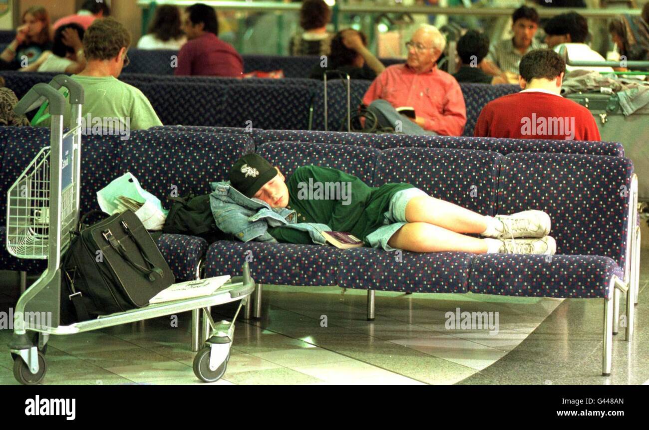 Un jeune passager a une sieste en attendant à Gatwick ce matin (vendredi) que la Banque a commencé escapade. L'aéroport s'attend à ce que 370 000 passagers d'utiliser ses installations au cours des quatre prochains jours. Voir histoire de PA DE VOYAGE. Photo de Tim Ockenden/PA. Banque D'Images Un jeune passager a une sieste en attendant à Gatwick ce matin (vendredi) que la Banque a commencé escapade. L'aéroport s'attend à ce que 370 000 passagers d'utiliser ses installations au cours des quatre prochains jours. Voir histoire de PA DE VOYAGE. Photo de Tim Ockenden/PA. Banque D'Images