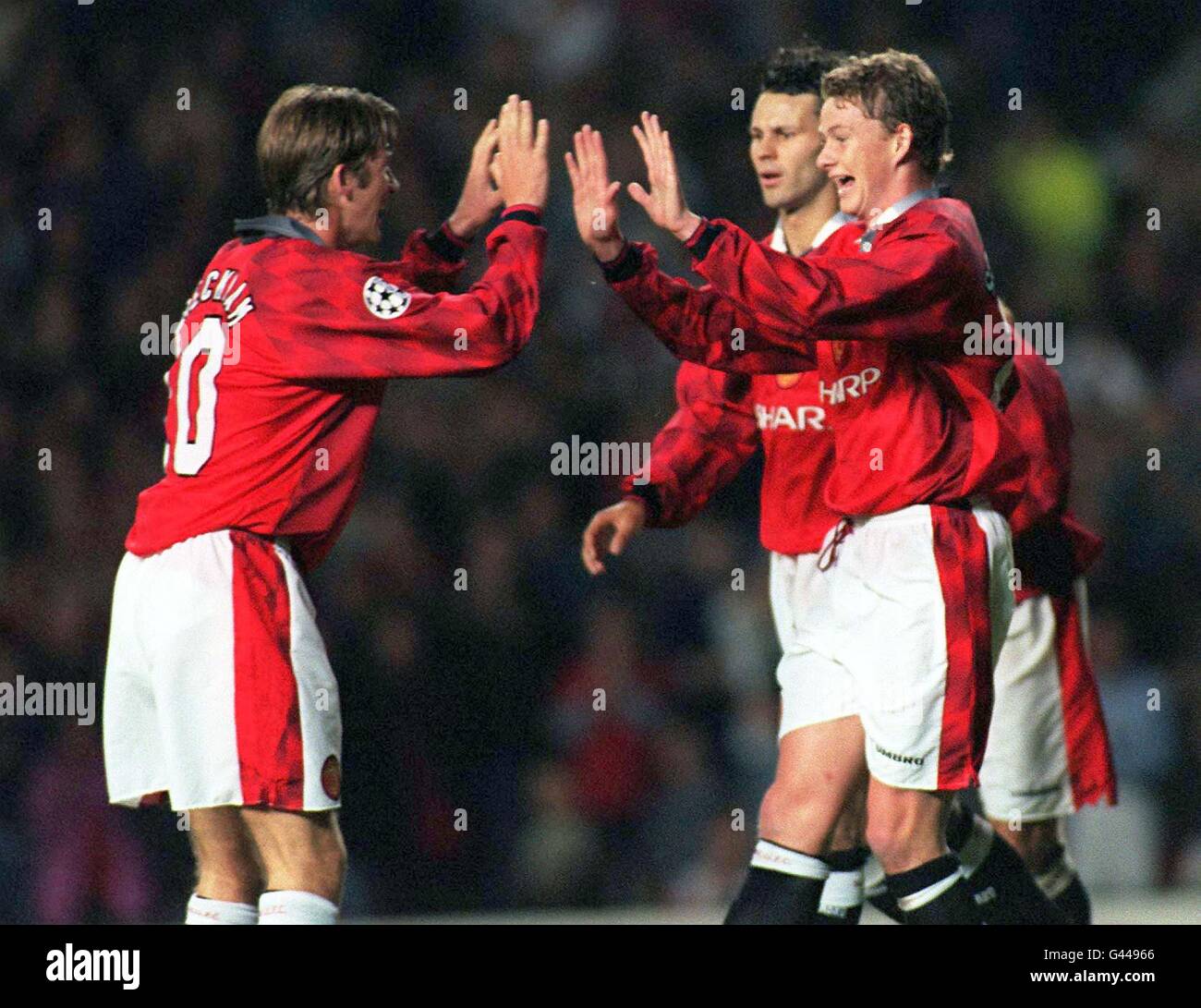 Les parrains de Manchester Uniteds David Beckham(à gauche) et Ole Solskjaer célèbrent leurs deux buts contre Rapid Wien dans la Ligue des champions de l'UEFA ce soir (mercredi).Photo de John Giles.PA. Banque D'Images