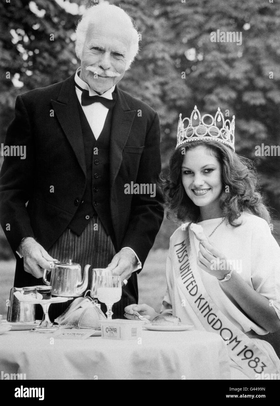 La nouvelle Miss Royaume-Uni, Sarah-Jane Hutt, 18 ans, prenant le petit déjeuner dans le parc après avoir gagné le titre de Miss Royaume-Uni. Elle est servie par Reginald Moore du Royal Garden Hotel de Kensington. Banque D'Images