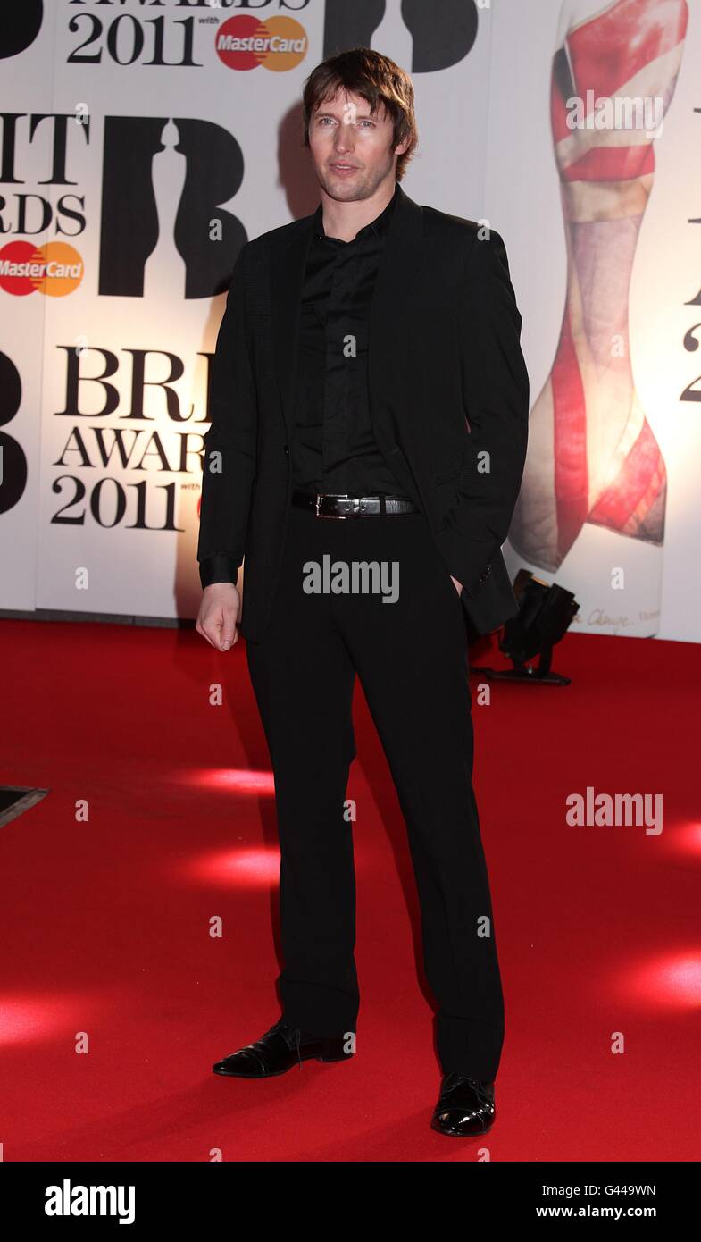 James Blunt arrive pour les Brit Awards 2011 à l'O2 Arena, Londres. Banque D'Images