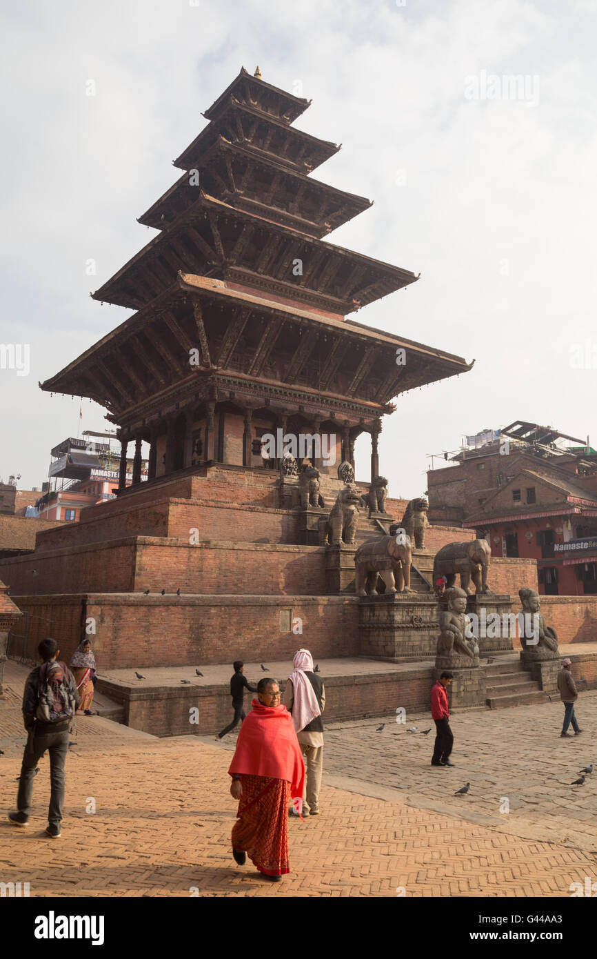 Bhaktapur, Népal - 4 décembre 2014 : Les gens en face de la pagode de Nyatapola sur Taumadhi Square. Banque D'Images