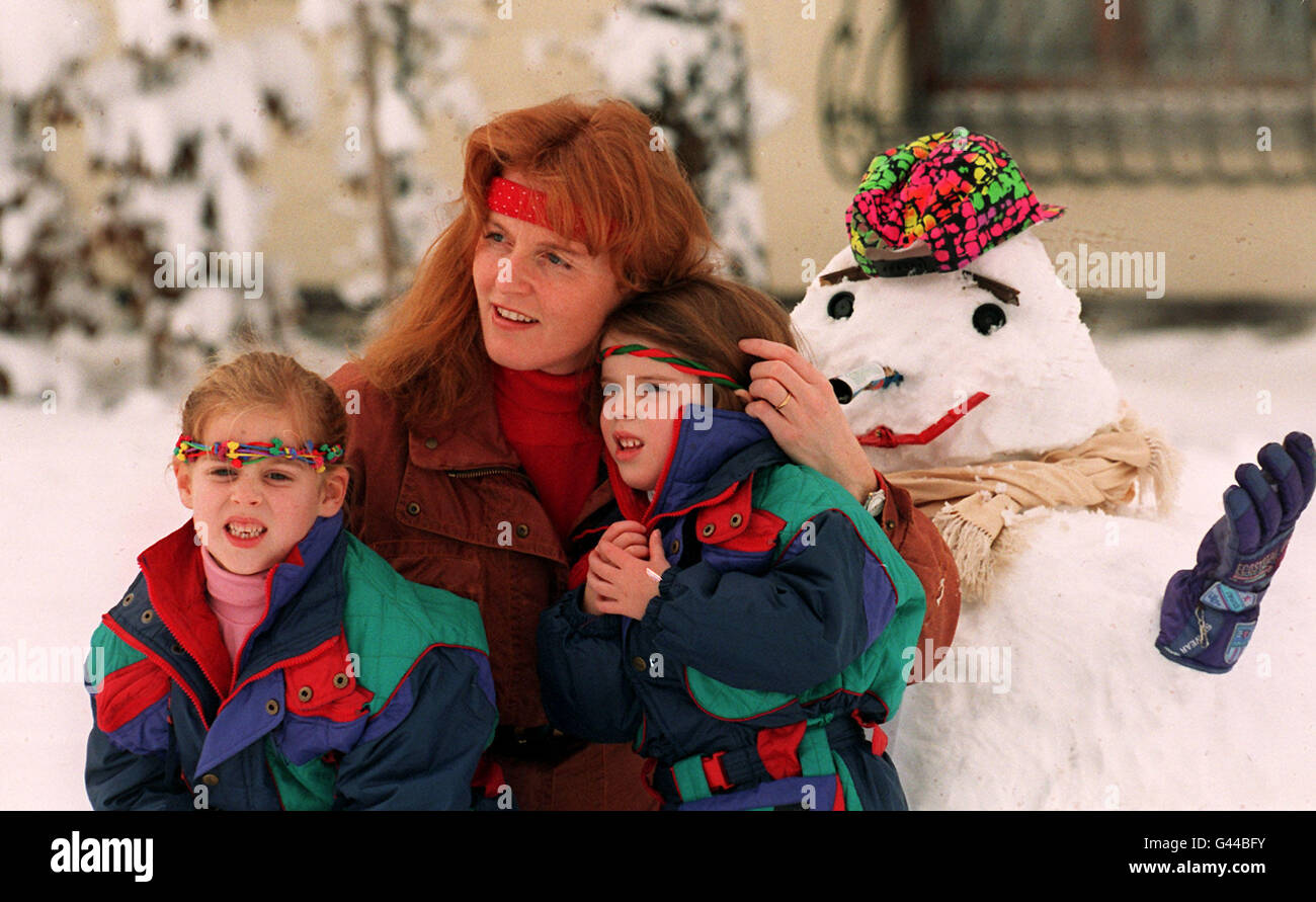 La duchesse d'YORK avec Béatrice et Eugénie SUR DES VACANCES DE SKI Banque D'Images