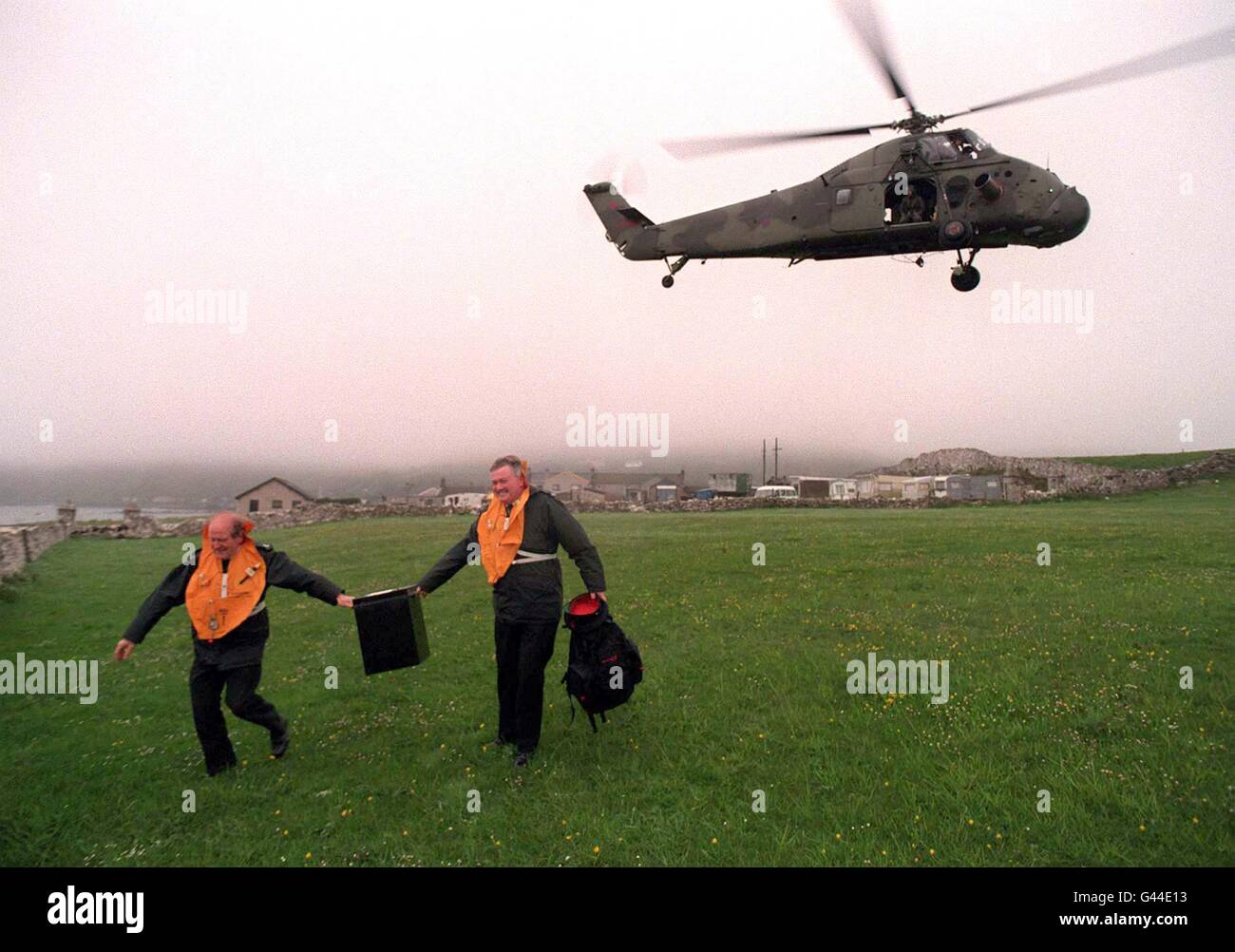 Un hélicoptère de l'armée attend de rassembler deux officiers de la RUC avec une urne sur l'île de Rathlin, de sorte que les insulaires pourraient voter aux élections pour un Forum d'Irlande du Nord. Banque D'Images