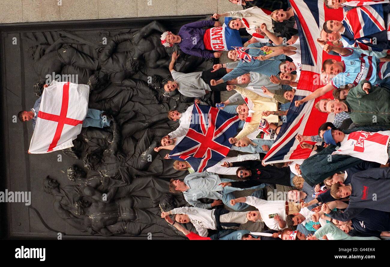 Les fans d'Angleterre célèbrent à Trafalgar Square à Londres la victoire de leur côté dans le palpitant tir de pénalité contre l'Espagne dans le quart-finale de l'Euro 96 à Wembley.L'Angleterre va continuer à jouer l'Allemagne ou la Croatie dans le affrontement semi-final de la semaine prochaine. Banque D'Images