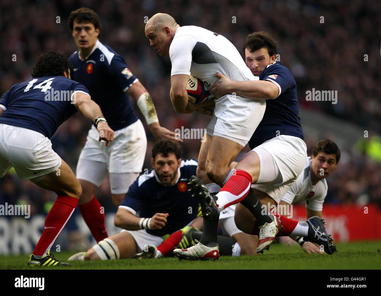 Rugby Union - RBS 6 Nations Championship 2011 - Angleterre / France - Twickenham.Le Mike Tindall d'Angleterre est tenu par Thomas Domingo de France pendant le match RBS 6 Nations à Twickenham, Londres. Banque D'Images