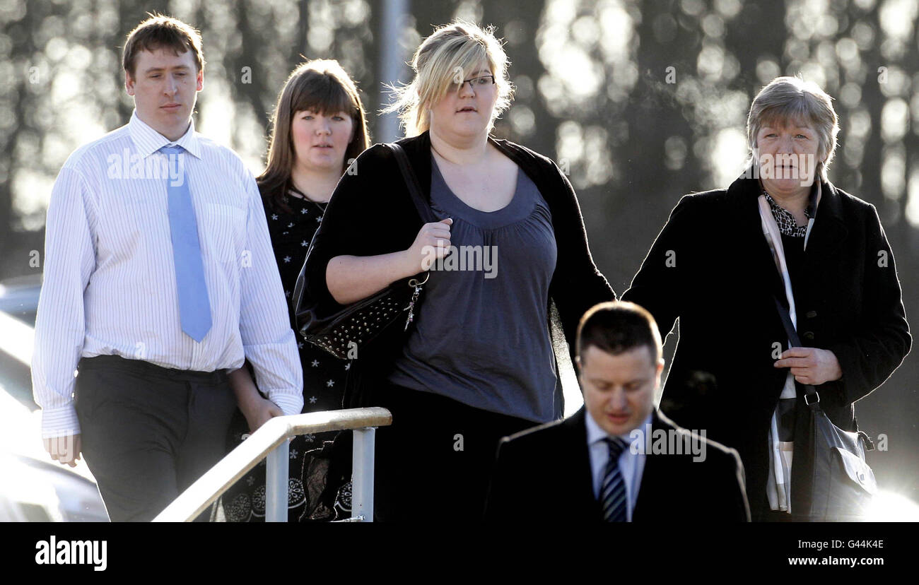 La famille de David Bird (noms non donnés) arrive au centre de conférence Energus de Workington, pour l'enquête sur le tueur en série Derrick Bird et ses 13 victimes, il a abattu à Cumbria. Banque D'Images