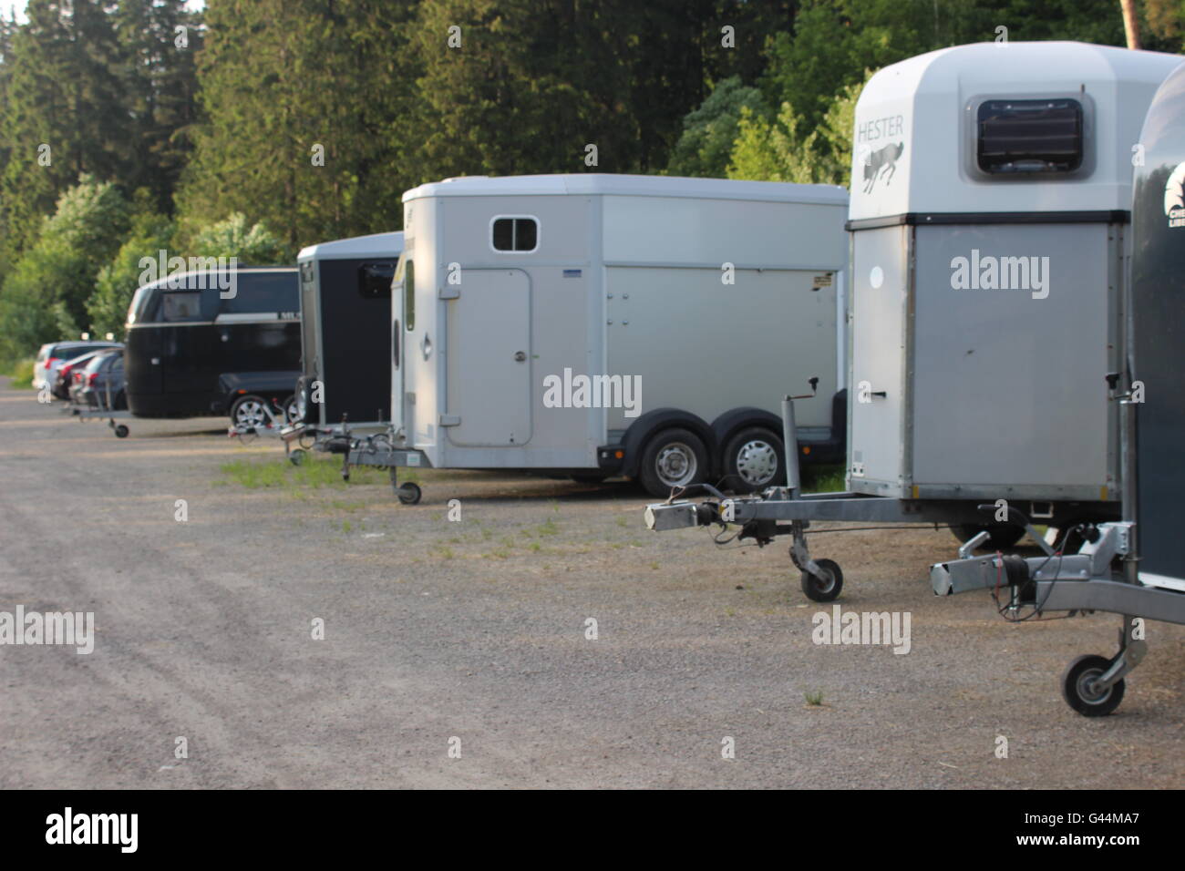 Horse transport remorques garées à côté de l'autre à la ferme Banque D'Images