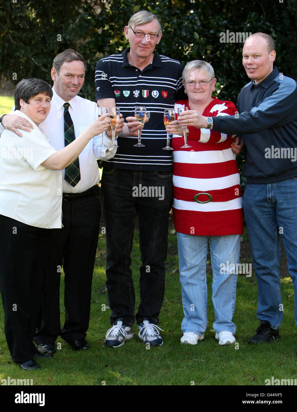 Les gagnants de la loterie Christine Mowat, Andrew Mowat, John Bell, Chris Bell et Joe Burton célèbrent le partage d'un peu plus de 4 millions de livres lors du tirage du Lotto de février 5 à l'Hôtel Lincolnshire Oak à Sleaford, Lincolnshire. Banque D'Images