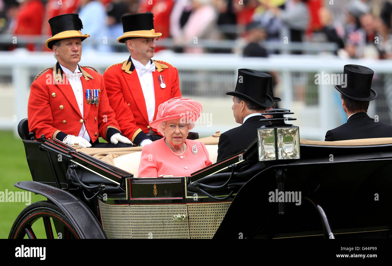 La reine Elizabeth II arrive pendant quatre jours de Royal Ascot, 2016 à Ascot Racecourse. Banque D'Images