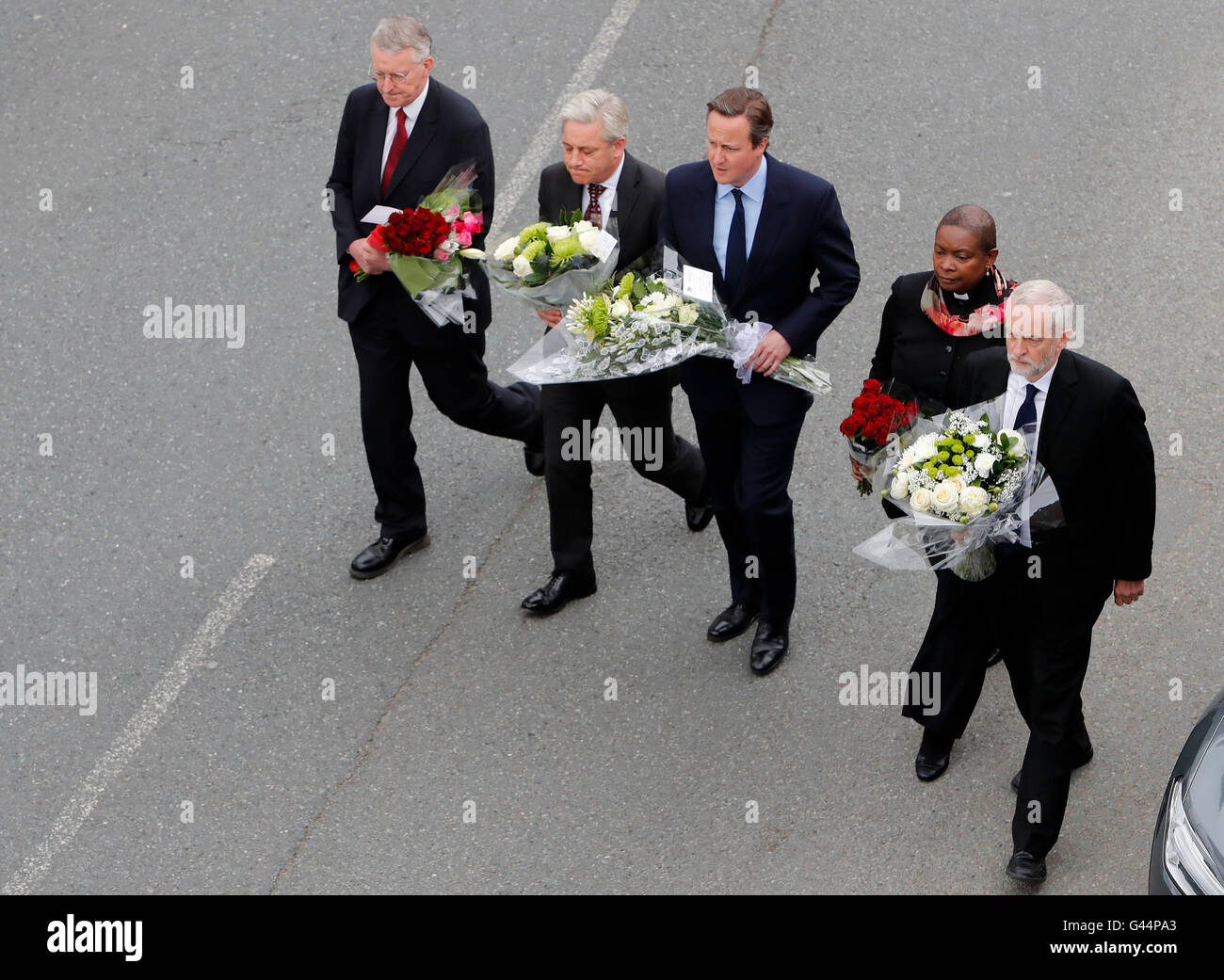 De gauche à droite : Observation du secrétaire aux affaires étrangères Hilary Benn, président de la Chambre des communes John Bercow, le premier ministre David Cameron, le président de l'aumônerie du Révérend Rose Hudson-Wilkin et dirigeant du Parti travailliste Jeremy Corbyn arriver à jeter des fleurs à Birstall, West Yorkshire, député travailliste après Jo Cox a été poignardé à mort dans la rue à l'extérieur de sa circonscription conseils la chirurgie. Banque D'Images