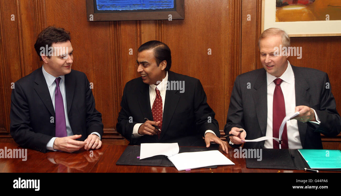 (De gauche à droite) le chancelier George Osborne, Mukesh Ambani, président et directeur général de Reliance Industries, et Robert Dudley, PDG de BP, lors d'une cérémonie de signature au 11 Downing Street. Banque D'Images