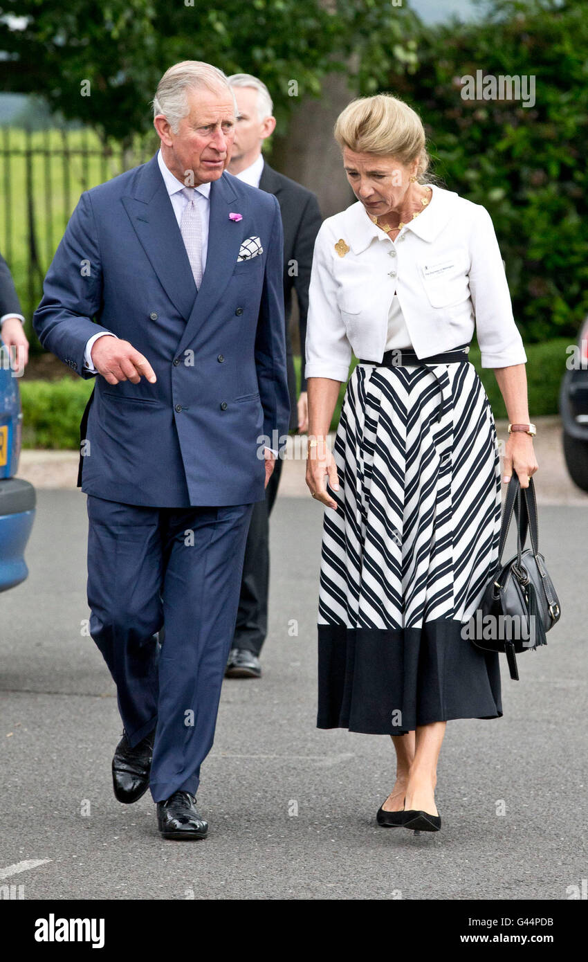 Le Prince de Galles parle avec la Duchesse de Wellington au cours d'une visite à la Royal Ballet School, White Lodge campus à Richmond Park, au sud ouest de Londres. Banque D'Images
