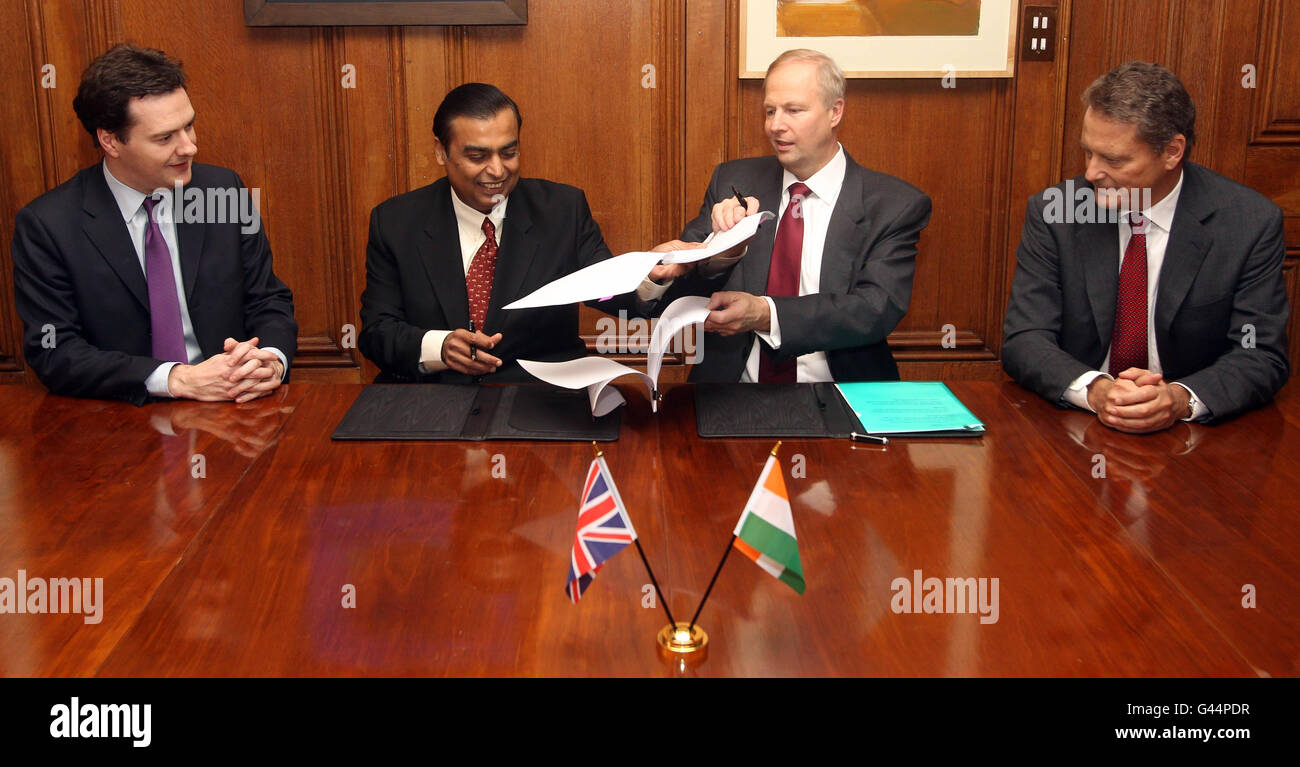 (De gauche à droite) le chancelier George Osborne, Mukesh Ambani, président et directeur général de Reliance Industries, Robert Dudley, PDG de BP et Carl-Henric Svanberg, président de BP lors d'une cérémonie de signature au 11 Downing Street. Banque D'Images