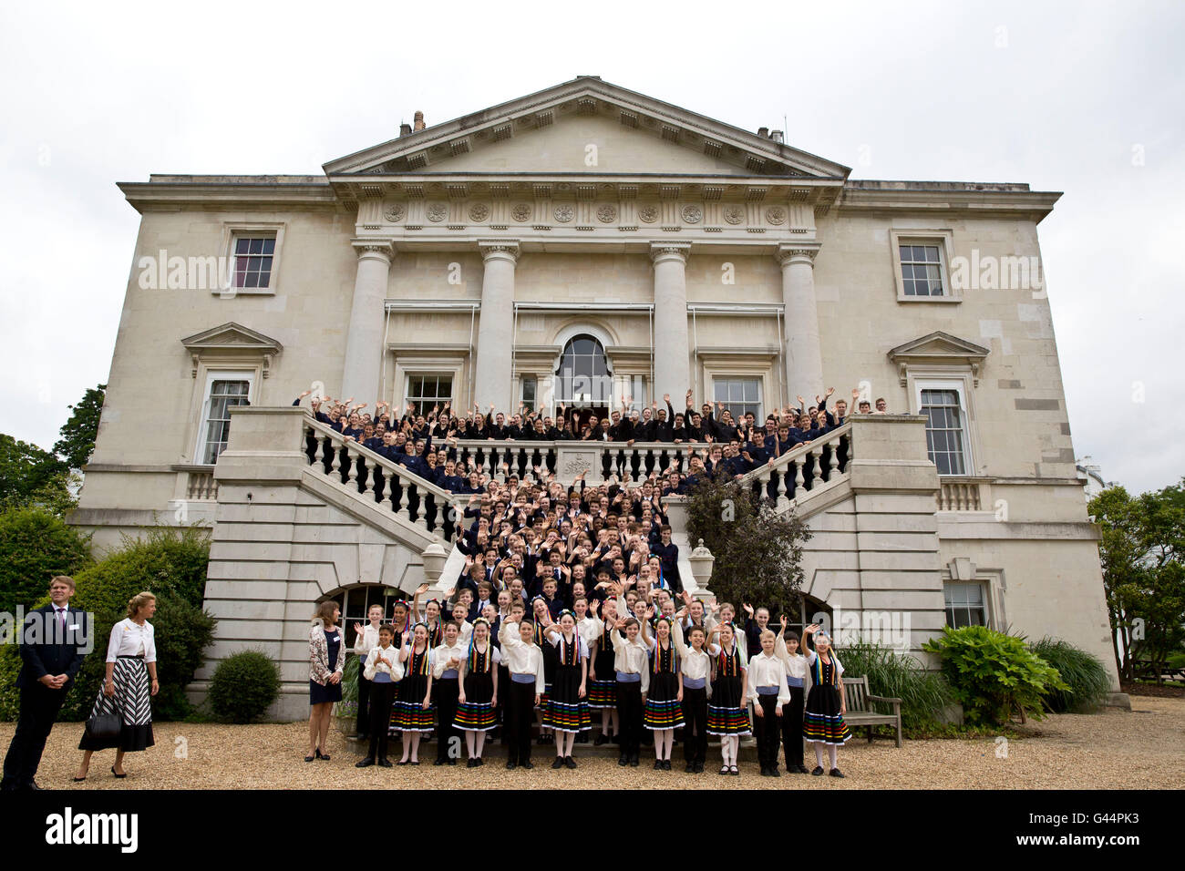 Vague d'étudiants lors d'une photo de groupe lors d'une visite par le Prince de Galles à la Royal Ballet School, White Lodge campus à Richmond Park, au sud ouest de Londres. Banque D'Images