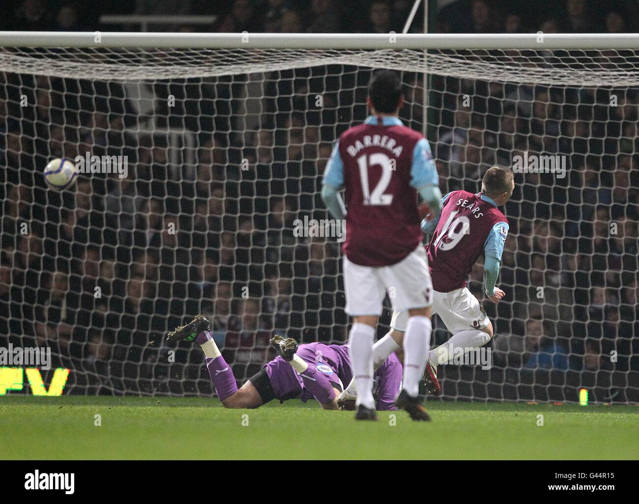 Freddie Sears (à droite), de West Ham United, marque son cinquième objectif Du jeu passé Lee Grant de Burnley Banque D'Images