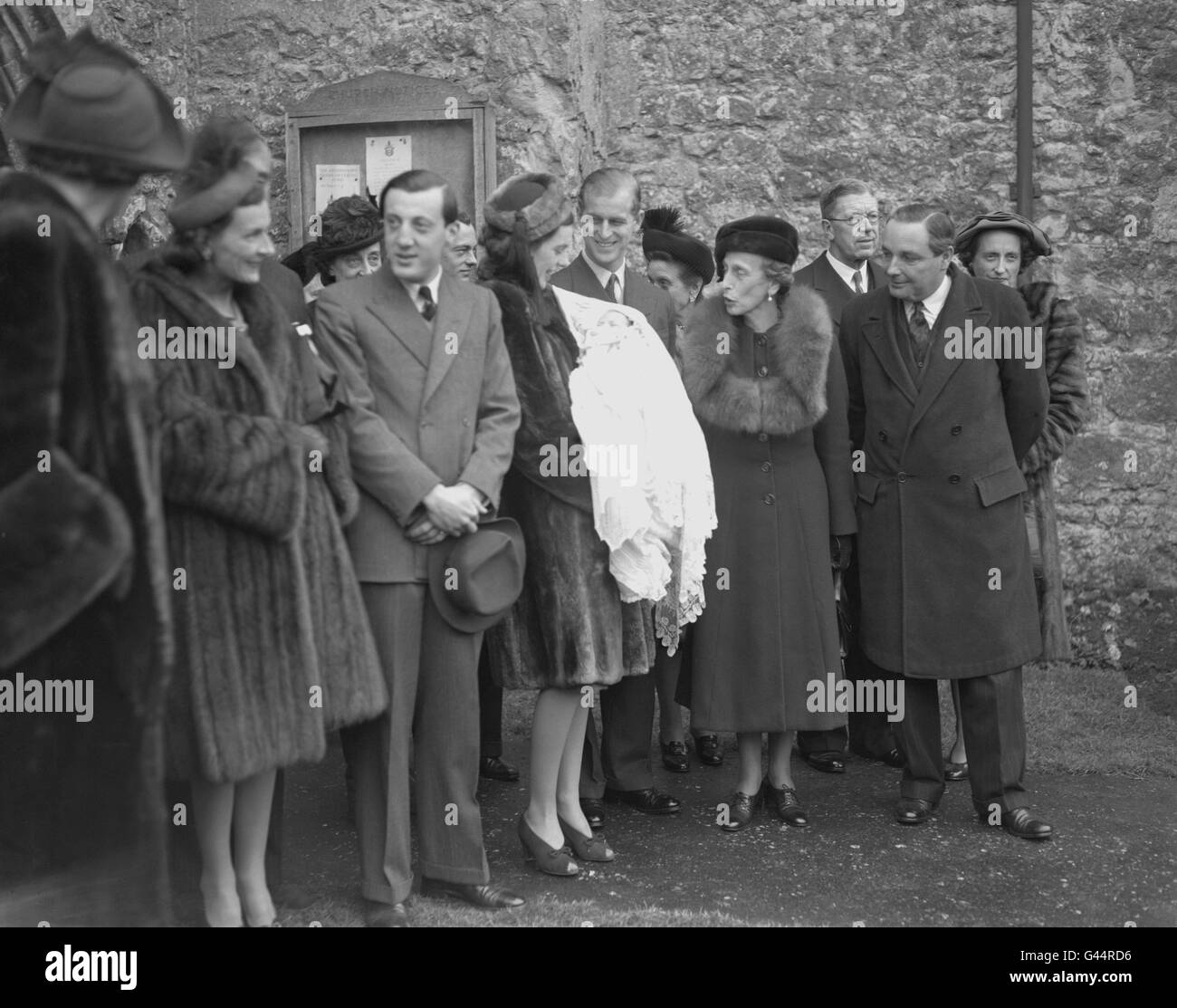 Le lieutenant Philip Mountbatten parle à Lady Brabourne alors qu'elle berce son fils qui a été baptisé à l'église familiale de Mersham, dans le Kent. LT Mountbatten est parrain de l'enfant, Norton Louis Philip. Banque D'Images