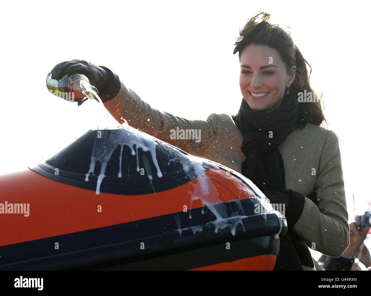 La fiancée du Prince William, Kate Middleton, verse du champagne au-dessus de la « Hereford Endeavour », lors d'une cérémonie de dénomination et d'un service de dédicace pour le nouveau canot de sauvetage Atlantic 85 de la Royal National Lifeboat Instation (RNLI), à la station de canot de sauvetage Trearddur Bay, à Trearddur Bay, Anglesey, dans le nord du pays de Galles. Banque D'Images