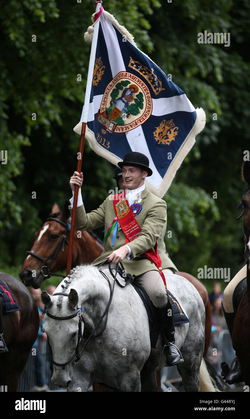 Étendard Royal Rory J. MONKS mène les cavaliers participant à la commune de Selkirk équestre, une tradition séculaire dans le Royal Burgh de Selkirk, dans la région des Scottish Borders. Banque D'Images