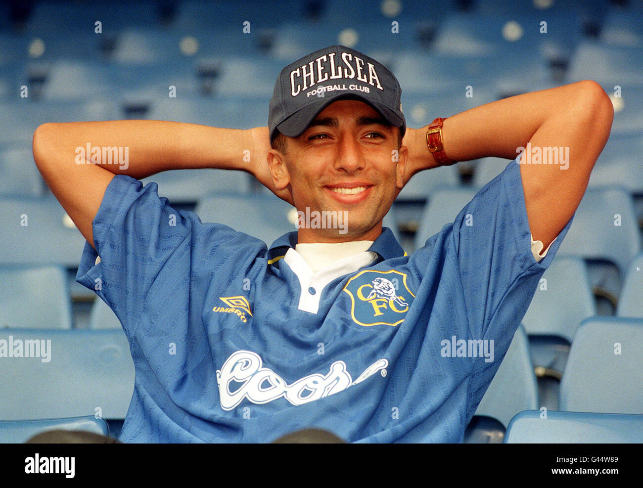 New Chelsea signe Roberto di Matteo sourit pour les caméras après avoir signé pour le club de Stamford Bridge du Latium dans un club-record 4.9 millions d'accord. Le milieu de terrain de 26 ans, membre de l'équipe italienne Euro 96 Wtih 15 CAPS, a signé un contrat de quatre ans. Voir PA Story FOOTBALL Chelsea. Photo de Sean Dempsey/PA. Banque D'Images