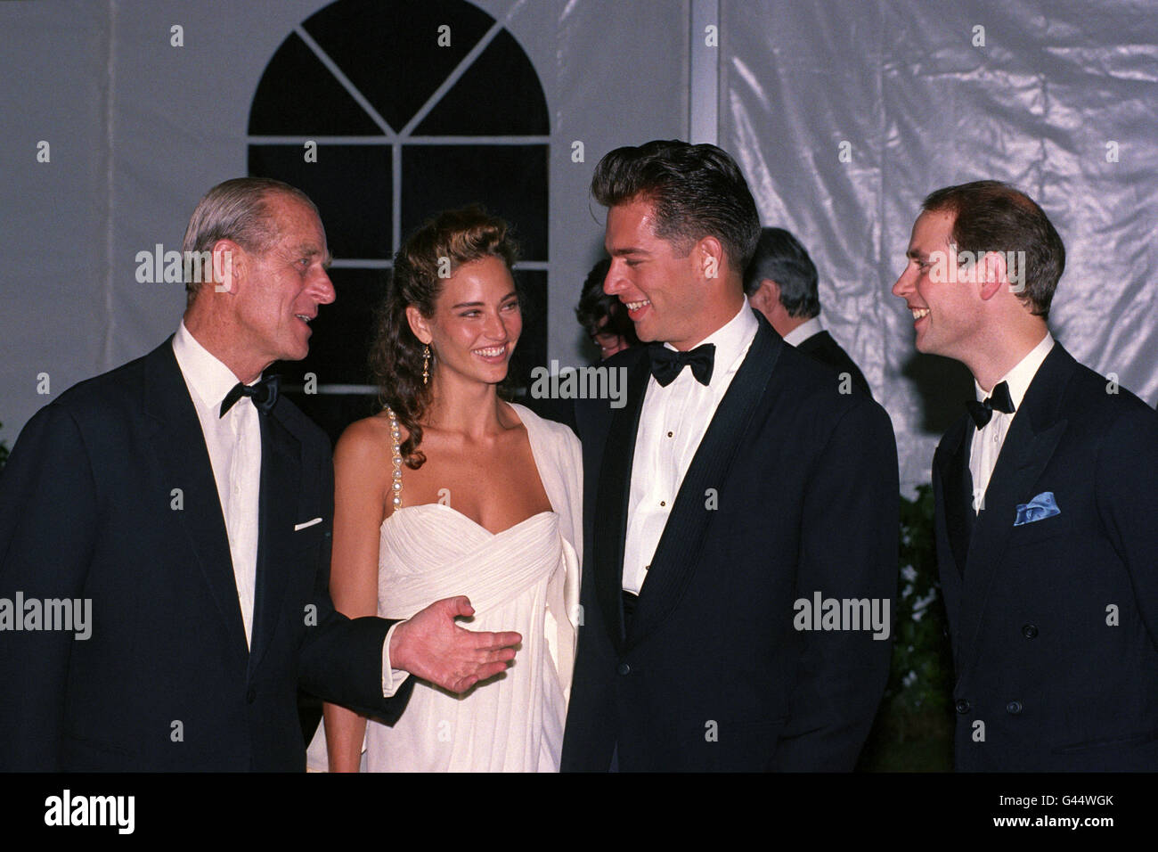 Le duc d'Édimbourg et le prince Edward discutent avec le musicien et chanteur américain Harry Connick Jnr et sa petite amie, Jill Goodacre, avant un dîner de gala dans les jardins du château de Windsor pour célébrer le 70e anniversaire du duc et pour recueillir des fonds pour ses œuvres de bienfaisance. Banque D'Images