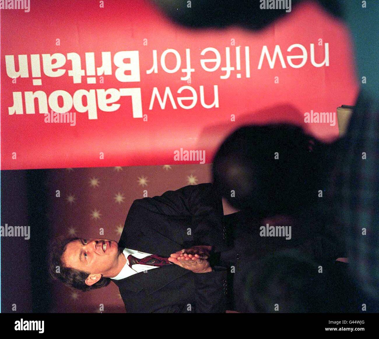 Prêchant le nouvel évangile travailliste, le leader Tony Blair s'est parlé aujourd'hui (Sam) aux électeurs du Club travailliste de Trimdon avant de dévoiler de nouvelles affiches pour le parti. Banque D'Images