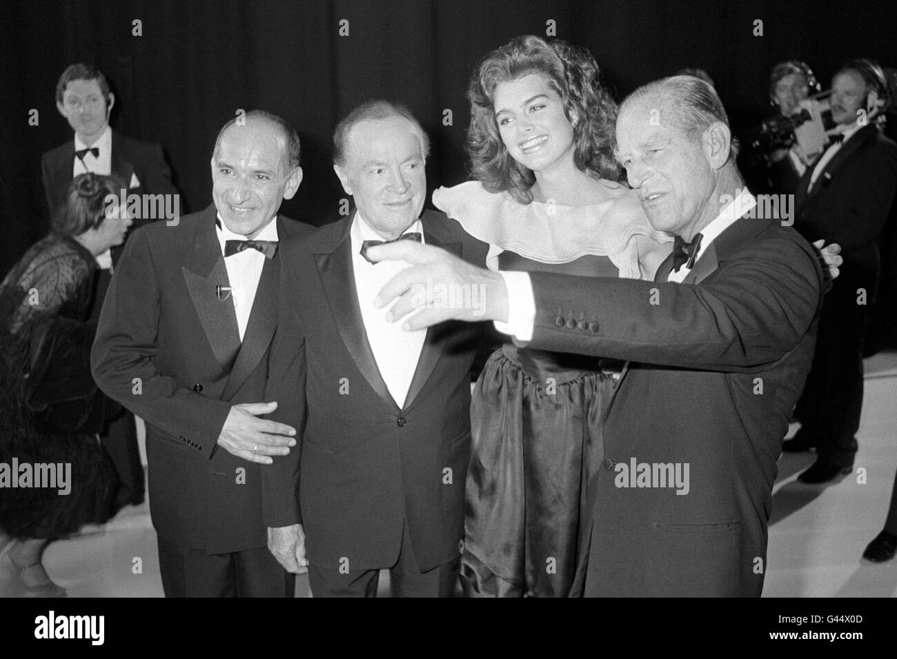 La star de cinéma Brooke Shields en compagnie de Bob Hope, comédien britannique d'Hollywood, de Ben Kingsley et du duc d'Édimbourg au Lyric Theatre, Shaftesbury Avenue, Londres, pour le 82e anniversaire de Bob Hope.Le spectacle a été dans le cadre du programme de prix du duc d'Édimbourg. Banque D'Images