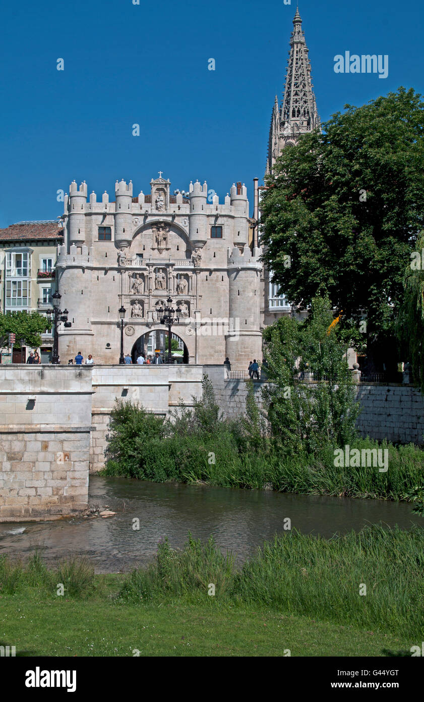 Santa Maria Arch, Arco de Santa Maria, Burgos, Castille et Leon, Espagne, rivière Arlanzon. Banque D'Images