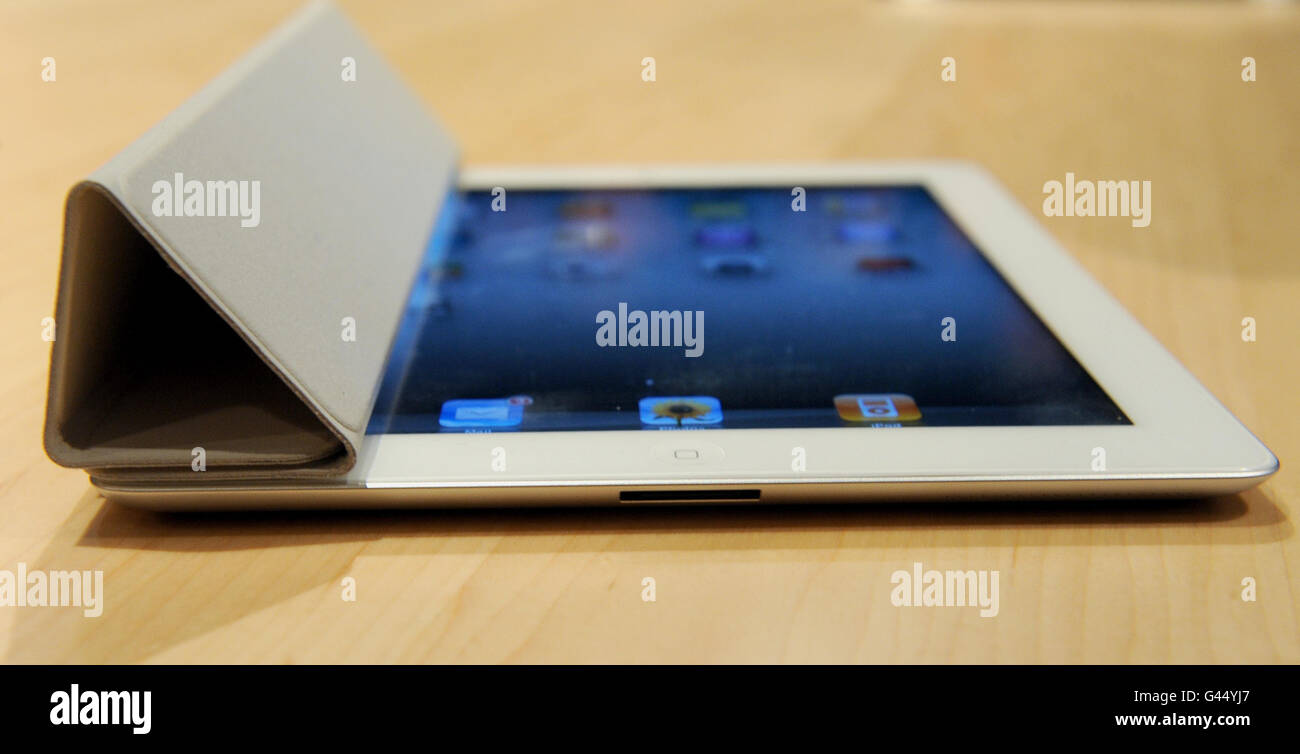 Une couverture magnétique avec le dernier produit Apple, l'iPad2, lors du  lancement officiel du BBC Television Center à Londres Photo Stock - Alamy