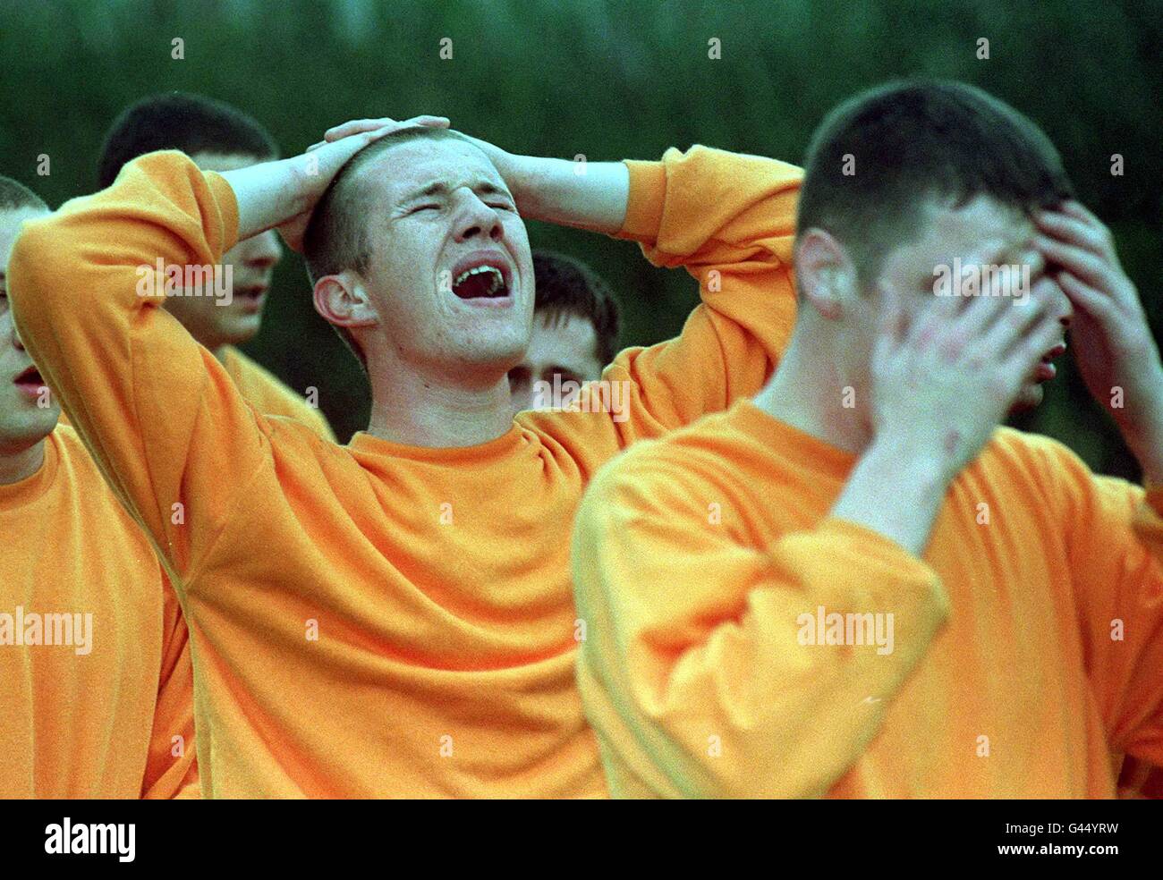 La douleur de Boot Camp pour jeunes délinquants une fois qu'ils ont fini une session sur le parcours du combattant, à l'Epine contre les jeunes délinquants prison aujourd'hui(Mon). Histoire voir l'activité de démarrage des prisons. Piscine Photo de John Giles/PA. Banque D'Images La douleur de Boot Camp pour jeunes délinquants une fois qu'ils ont fini une session sur le parcours du combattant, à l'Epine contre les jeunes délinquants prison aujourd'hui(Mon). Histoire voir l'activité de démarrage des prisons. Piscine Photo de John Giles/PA. Banque D'Images