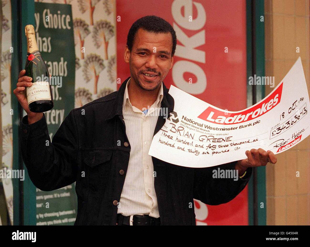 Le chanceux gagnant Brian Greene, à l'extérieur de Ladbrokes, Sparkbrook, Birmingham aujourd'hui (vendredi). Brian a remporté une victoire de 340,000 avec son accumulateur de samedi 1 à chaque sens. Voir le jeu SOCIAL de l'histoire de PA. Photos PA. (photo de piscine) Banque D'Images