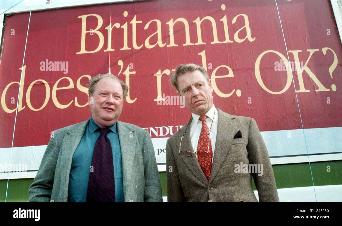 Lord McAlpine (à gauche) et l'acteur Edward Fox par une affiche à Brighton au nom du Parti référendaire, la veille de leur conférence . Photo de Stefan Rousseau Banque D'Images