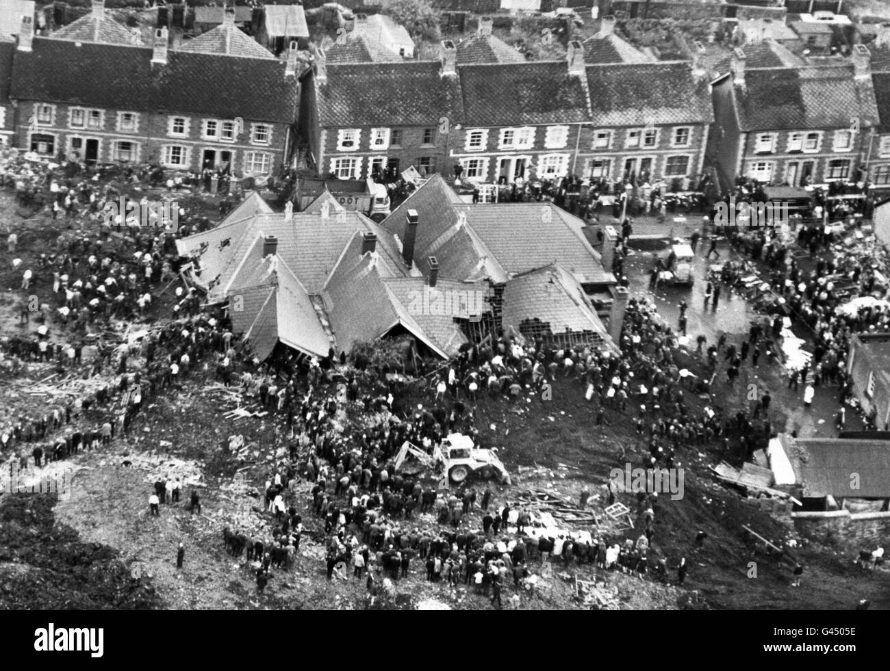 La scène à Aberfan, Glamourgan, après une montagne de déchets de fosse faite par l'homme a glissé sur l'école de Pantglas et une rangée de logements tuant 116 enfants et 28 adultes. Banque D'Images