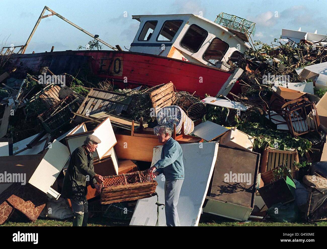 La nuit de feu de joie à Bridlington aura une coble de pêche de 20 ans comme le Guy.L'étoile Naomi sera brûlée comme le moyen le plus simple de se conformer aux règles de désaffectation CEE compliquées. Ainsi, l'hespérie Darren Warters a décidé de copier les Vikings et de brûler le bateau après l'avoir remorqué à travers la ville et l'avoir hissé par grue sur le Lions Club Fire pour l'allumer ce soir(Mar).Des inspecteurs du ministère de l'Agriculture, des Pêches et de l'alimentation seront au feu de joie pour s'assurer que le travail est fait alors qu'un autre bateau de pêche de la côte est se termine ses jours.Photo John Giles.PA. Banque D'Images