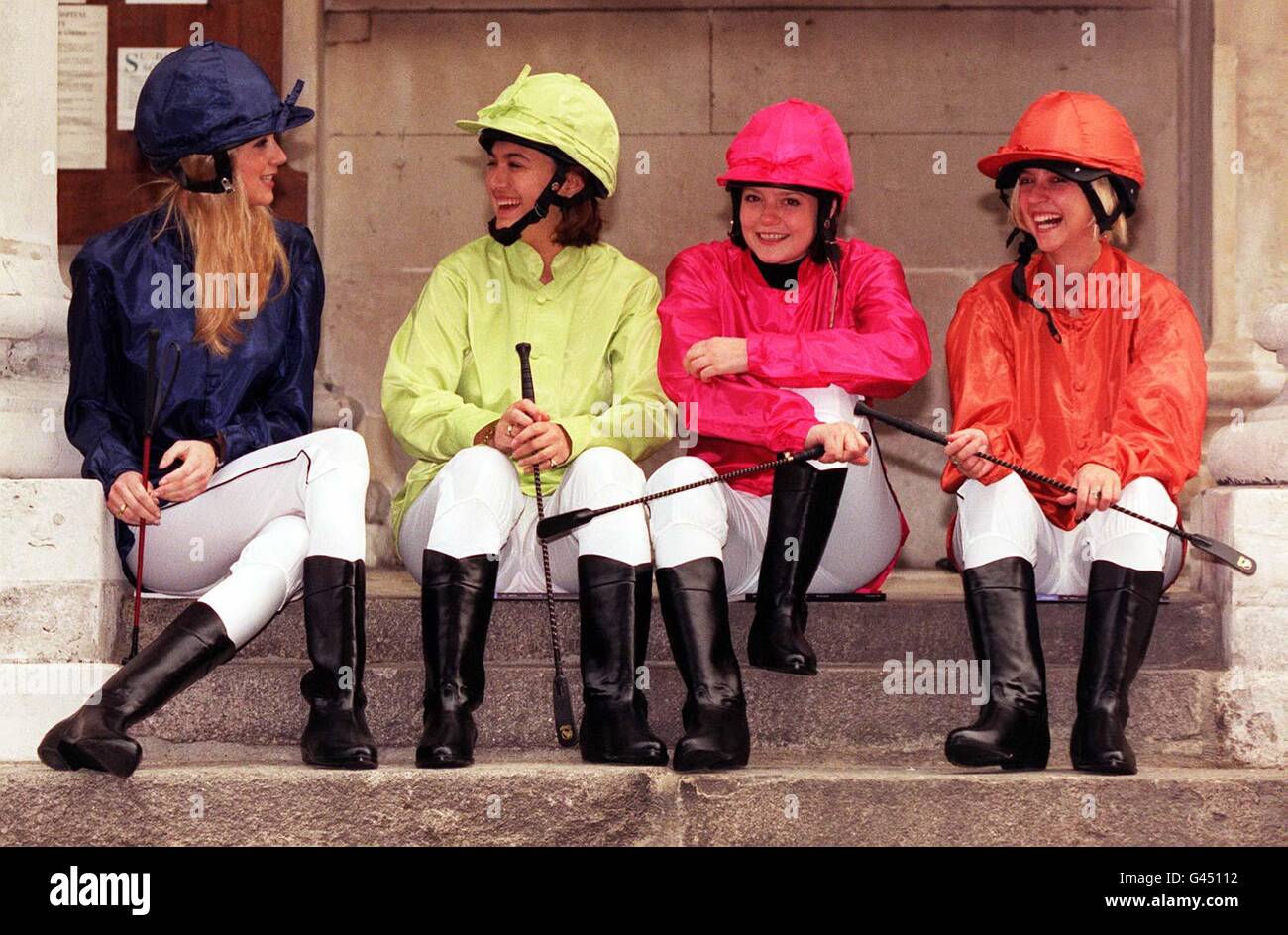 La British Horseracing Board est de vendre la troisième et dernière version de couleurs chéries dans une vente aux enchères de Sotheby's consacrée à hors course. Cette occasion unique - la première fois que le droit d'enregistrer les couleurs a été mis aux enchères en public - aura lieu chez Sotheby's à Londres le mercredi 13 novembre. Photo montre (l-r) Gabrielle Saccouaghi, Emma Blaydon, Paola Muller et Silke Lohmann course modélisation les soies. Photo de David Giles/PA. Banque D'Images