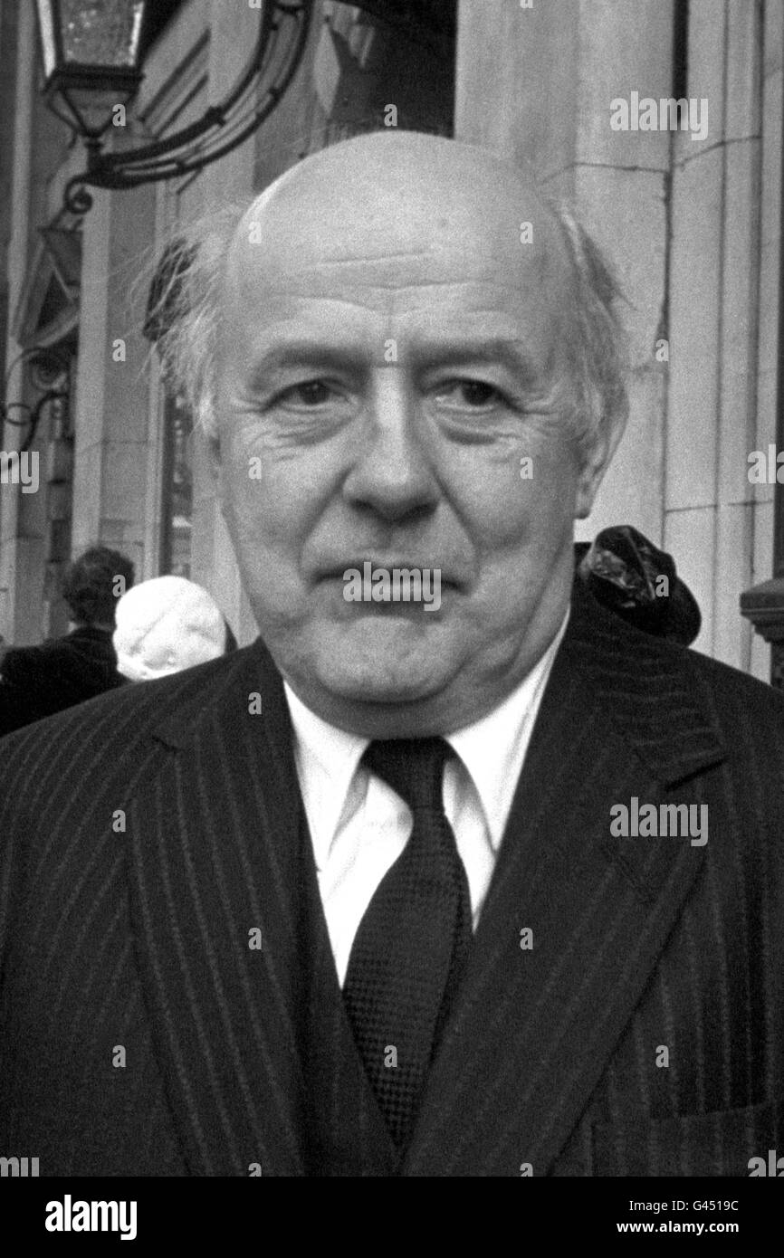 L'ancien poète lauréat Sir John Betjeman, dont les réalisations en poésie seront honorées lorsqu'il se joindra à d'autres célèbres écrivains britanniques pour être honoré dans le coin du poète de l'abbaye de Westminster. L'actrice Joanna Lumley donnera une lecture avant qu'une petite tablette de pierre portant son nom soit dévoilée dans la célèbre région du transept sud de l'abbaye consacrée aux géants de la littérature. Banque D'Images