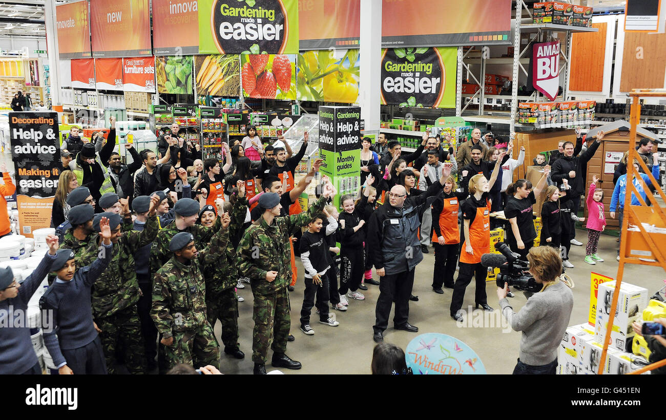 CORRECTION DE LÉGENDE MODIFICATION DES INFORMATIONS DE LÉGENDE. Un grand nombre de membres du personnel B&Q et de clients participent à une danse éclair au magasin Beckton East London. Banque D'Images