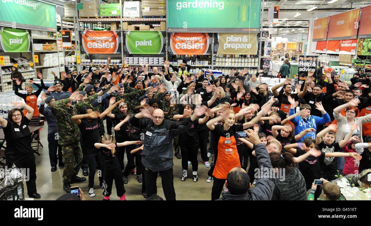 CORRECTION DE LÉGENDE MODIFICATION DES INFORMATIONS DE LÉGENDE. Un grand nombre de membres du personnel B&Q et de clients participent à une danse éclair au magasin Beckton East London. Banque D'Images