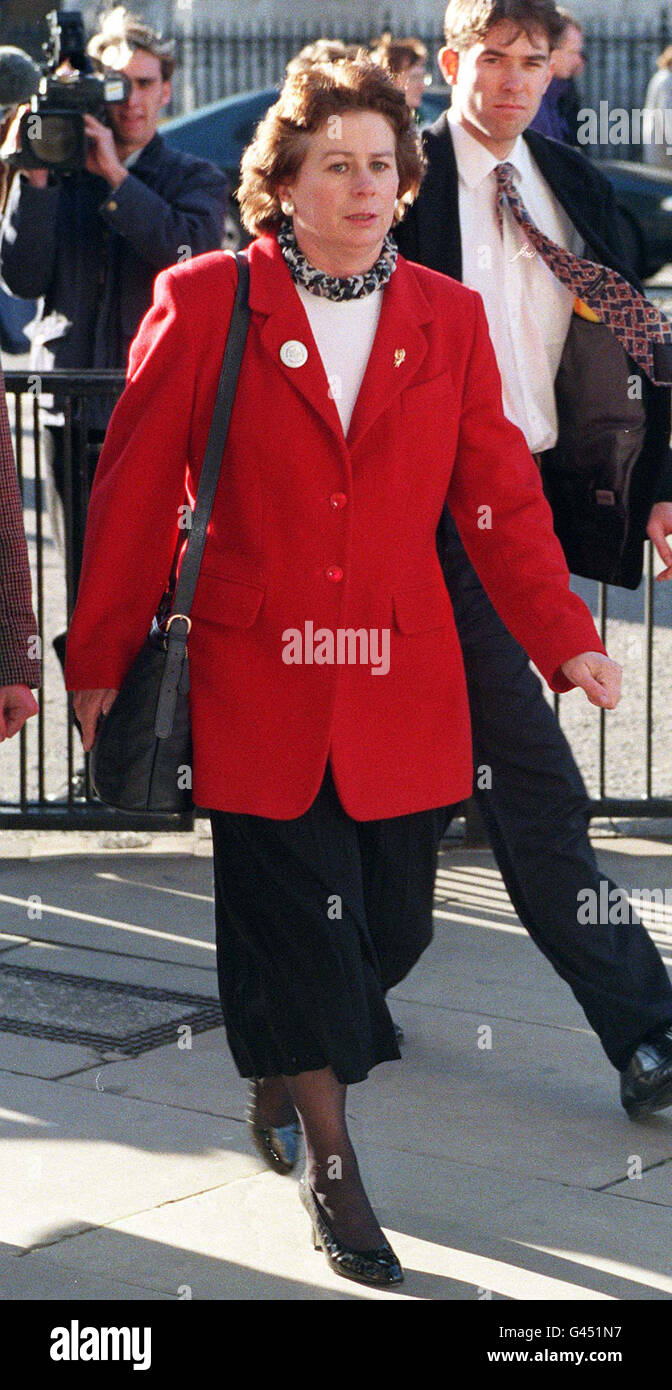 Dunblane Eileen Harrild professeur, qui a été blessé dans le massacre, arrive à Westminster aujourd'hui (Mon) où elle a dit à une conférence de presse : "Je suis ici à Westminster pour les députés de la honte en faire la bonne chose." Mme Harrild s'était rendu à Westminster, de même que les parents en deuil et autres membres de Dunblane de victimes du massacre d'écouter le débat critique sur les armes à feu (Amendment) Bill. Voir l'activité histoire POLTICS de poing. Photo par Michael Stephens/PA. Banque D'Images