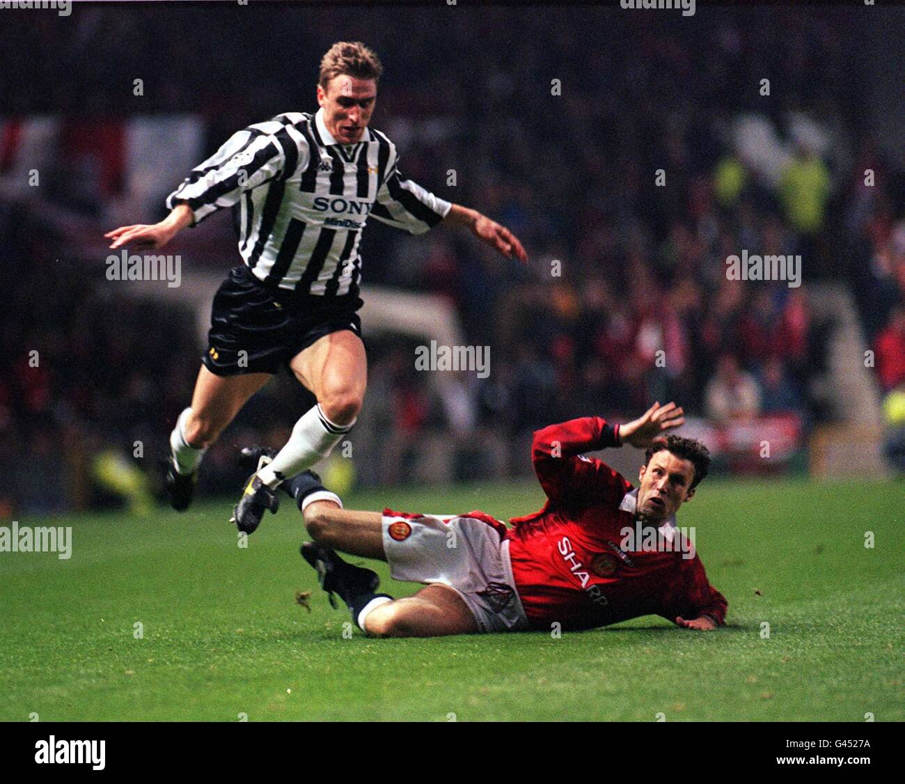 A gauche, Ronny Johnsen de Manchester United ne peut que regarder Alen Boksic de Juventus s'engager sur l'attaque de leur match de la Ligue des champions de l'UEFA ce soir (Weds) à Old Trafford. Photo John Giles/PA. Banque D'Images