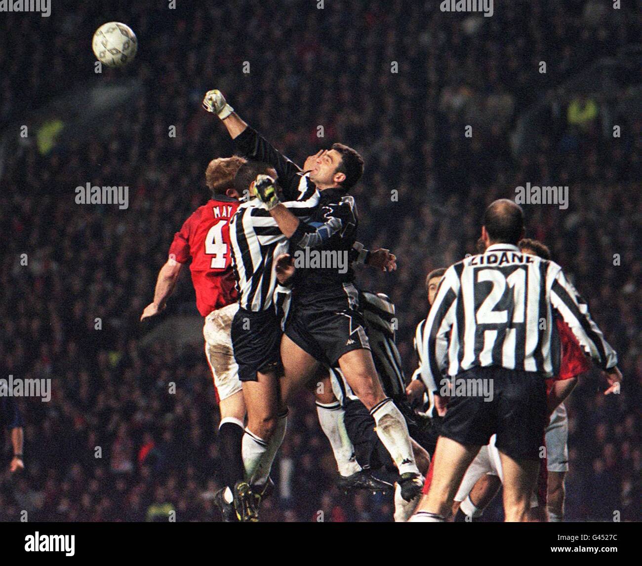 Le gardien de la Juventus Angelo Peruzzi fait un autre beau Enregistrer pour conserver Manchester United ce soir dans leur match de la Ligue des Champions à Old Trafford. Photo John Giles.PA. Banque D'Images