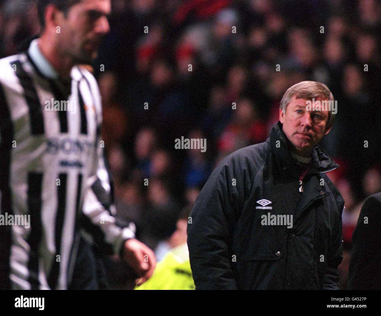 Manager de Manchester United Alex Ferguson Juventus montres quitter le pitch à Old Trafford après son côté ont été battus dans la Ligue des Champions ce soir. Photo John Giles.PA. Banque D'Images