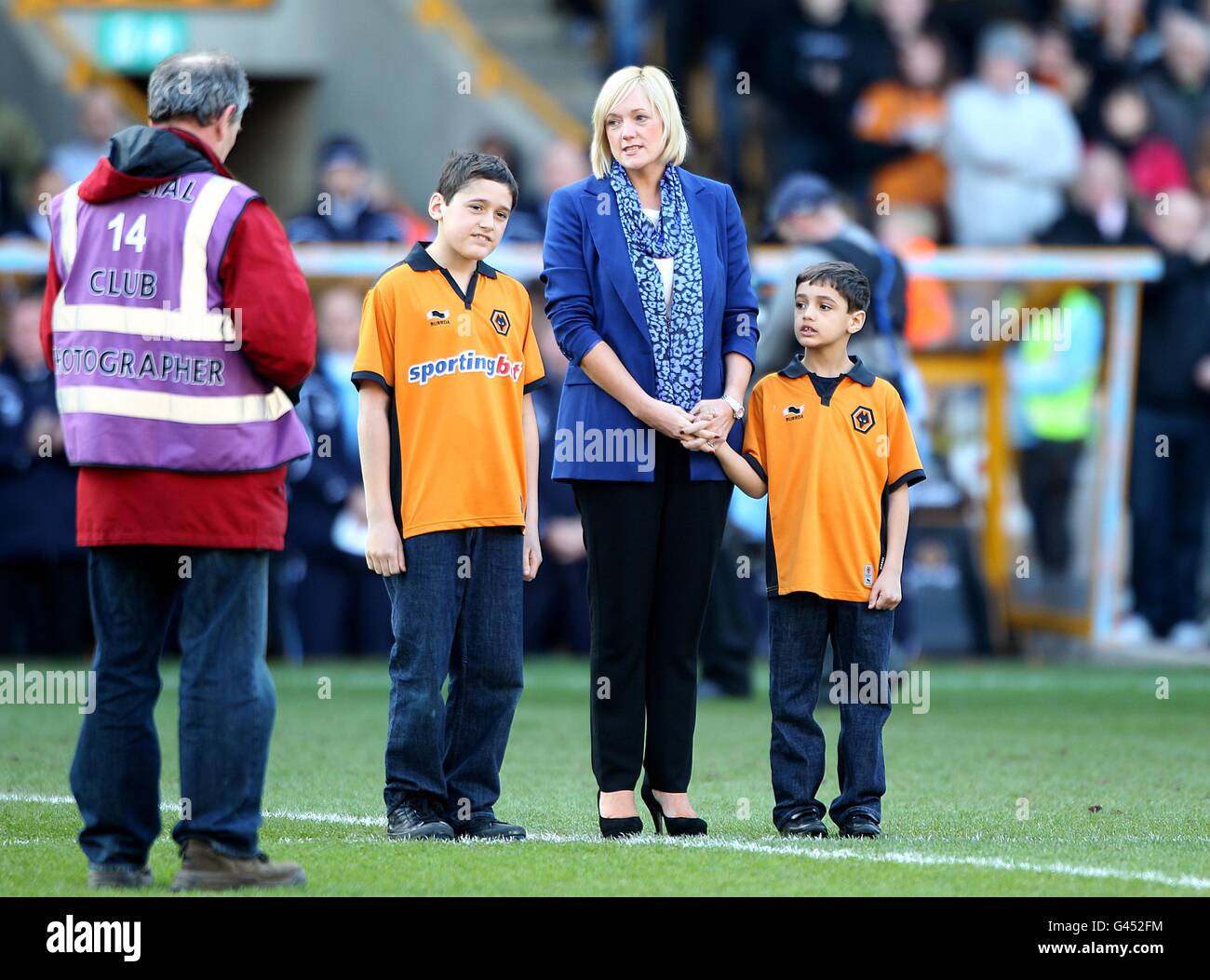 Samantha, veuve de Dean Richard, avec ses fils Rio et Jaden le terrain dans le cadre de l'hommage pour le premier Wolverhampton Wanderers et Tottenham Hotspur joueur Banque D'Images