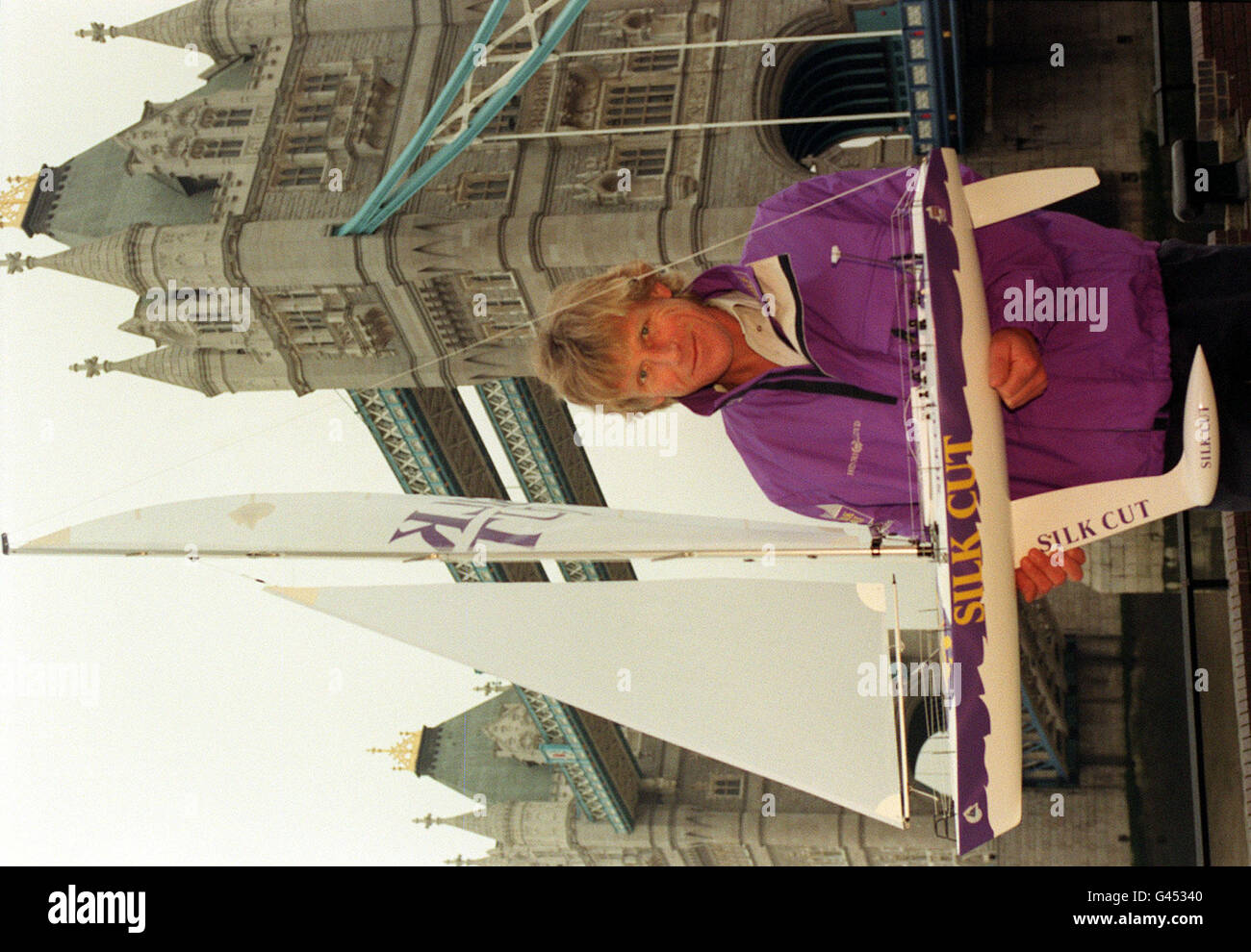 Skipper Lawrie Smith est titulaire d'un modèle de coupe de la soie' dans l'ombre de Tower Bridge ce matin (Mon) après que la cigarette company La Grande-Bretagne a donné la chance à la règle les vagues comme il a annoncé son soutien de plusieurs millions de livres de l'entrée britannique dans le prochain Whitbread Round the World Race. Smith, de Manchester, sera soutenu par un équipage de qualité supérieure intention oon remportant le premier ocean yacht race. Photo par Tony Harris/PA. Banque D'Images
