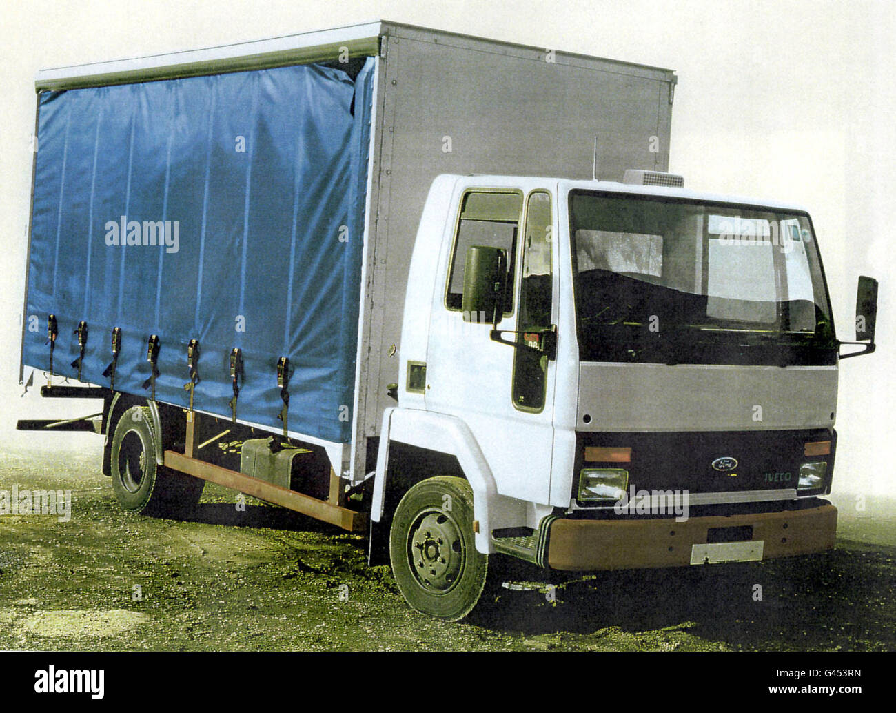 La police a émis une image électronique d'un camion blanc Ford Iveco de 7.5 tonnes, semblable à un camion qu'elle est désireuse de tracer en rapport avec des enquêtes anti-terroristes. Les mouvements du camion sont inconnus depuis février de cette année et on croit qu'il s'agit d'un enregistrement 1986 ou 1987 (C ou D). Voir PA Story POLICE IRA/PA. Banque D'Images