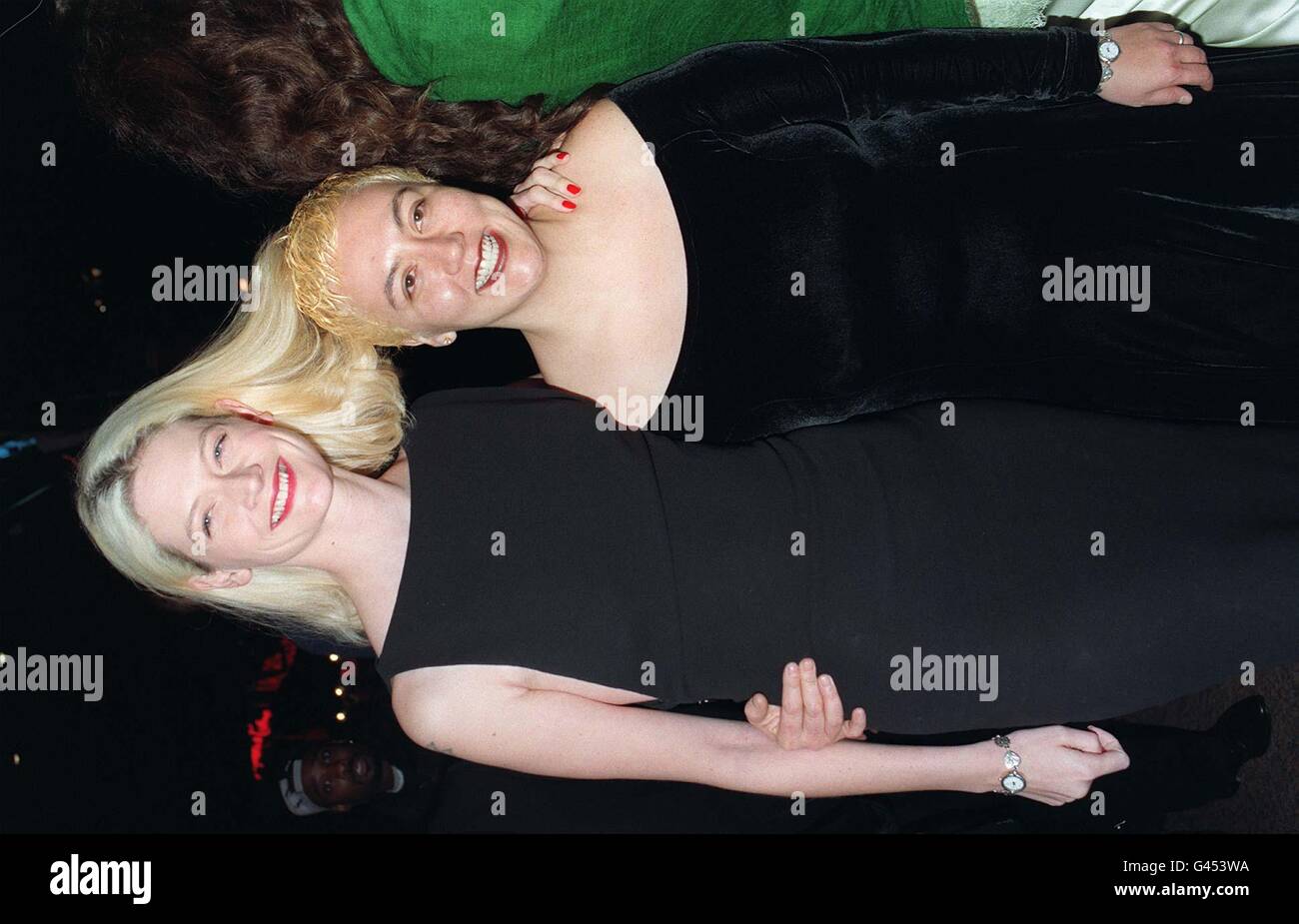 L'actrice Sophie Ward (à gauche) avec sa petite amie Rena Brannan devant l'Empire Leicester Square ce soir (jeudi) pour la première britannique du film Evita. C'est la première fois que Mme Ward et son amant ont été vus en public depuis qu'elle a admis qu'elle a laissé son mari de huit ans pour l'écrivain américain. Photo de Stefan Rousseau/PA. VOIR L'HISTOIRE DE PA SHOWBIZ EVITA. Banque D'Images L'actrice Sophie Ward (à gauche) avec sa petite amie Rena Brannan devant l'Empire Leicester Square ce soir (jeudi) pour la première britannique du film Evita. C'est la première fois que Mme Ward et son amant ont été vus en public depuis qu'elle a admis qu'elle a laissé son mari de huit ans pour l'écrivain américain. Photo de Stefan Rousseau/PA. VOIR L'HISTOIRE DE PA SHOWBIZ EVITA. Banque D'Images