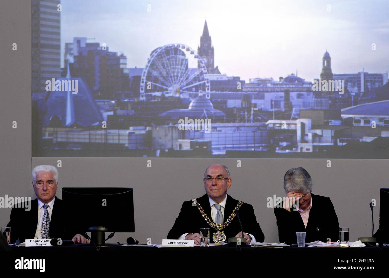 Le maire Mark Hackett (au centre) préside une réunion pour approuver les coupes budgétaires du Conseil municipal de Manchester à l'hôtel de ville de Manchester. Banque D'Images