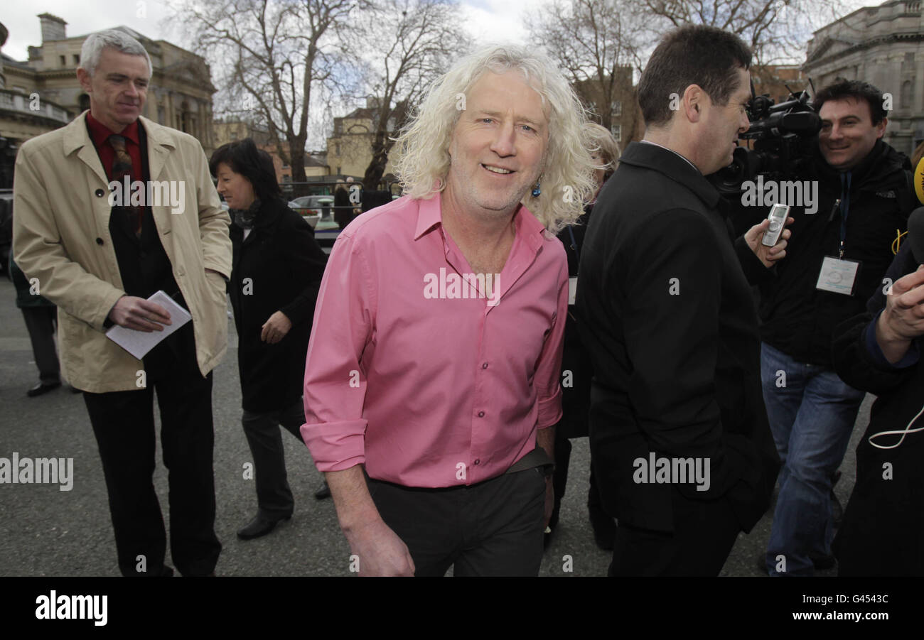 Indépendante TD Mick Wallace arrive pour le premier jour de la 31e Dail à Leinster House à Dublin. Banque D'Images