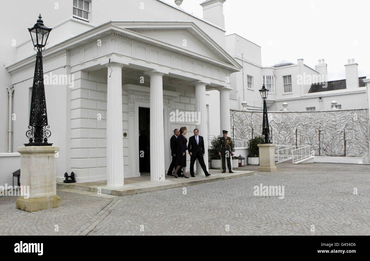 Taoiseach et le chef des Beaux-Gaël Enda Kenny fait au revoir à la présidente Mary McAleese, après une visite à Aras an Uachtarain pour recueillir son sceau de bureau, le premier jour du 31e Dail. Banque D'Images