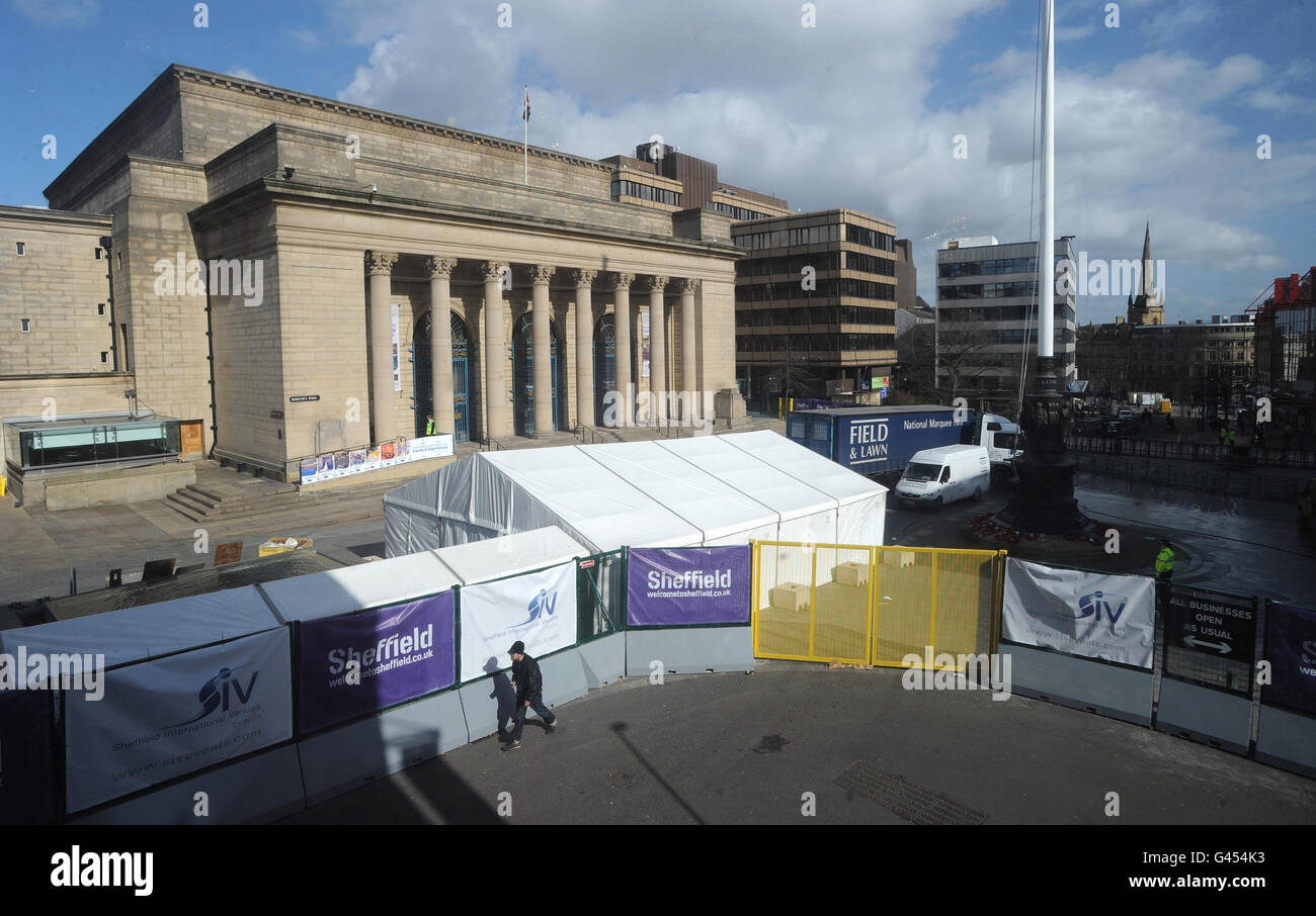 Une barrière métallique est érigée à l'extérieur de l'hôtel de ville de Sheffield, avant la conférence du Parti libéral démocrate du printemps qui commence là demain. Banque D'Images