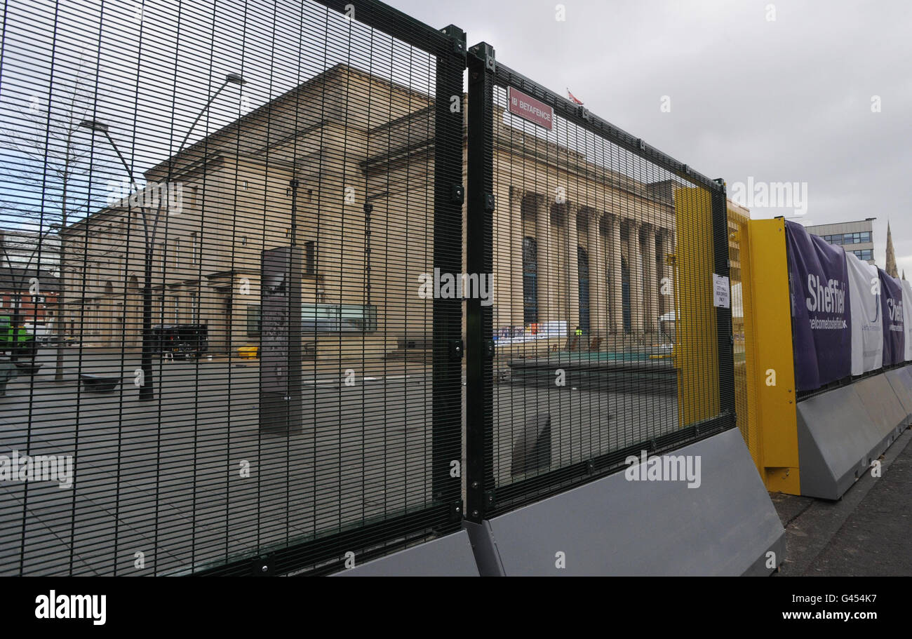 Une barrière métallique est érigée à l'extérieur de l'hôtel de ville de Sheffield, avant la conférence du Parti libéral démocrate du printemps qui commence là demain. Banque D'Images